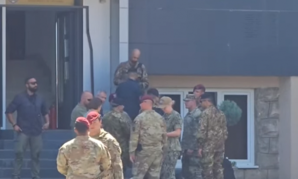Komandanti i KFOR-it në Leoposaviq - Nuk hyn në komunë, flet me ushtarët