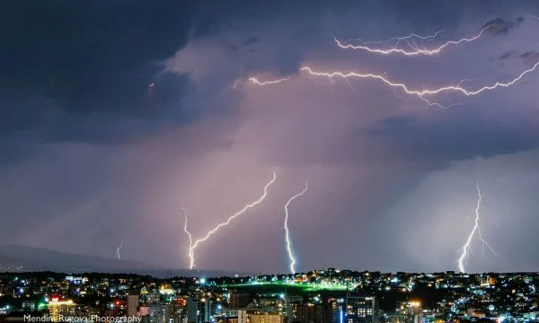 Shikoni pamje mahnitëse të rrufesë në qiellin e Prishtinës