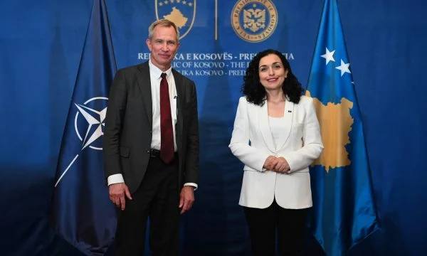 Osmani takon zyrtarin e NATO’s, diskutuan për situatën e sigurisë në veri të vendit dhe hapat për deeskalimin e saj