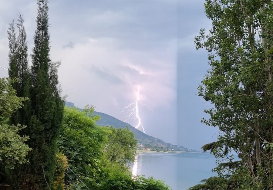 Reshje të dendura me rrufe në Liqenin e Ohrit