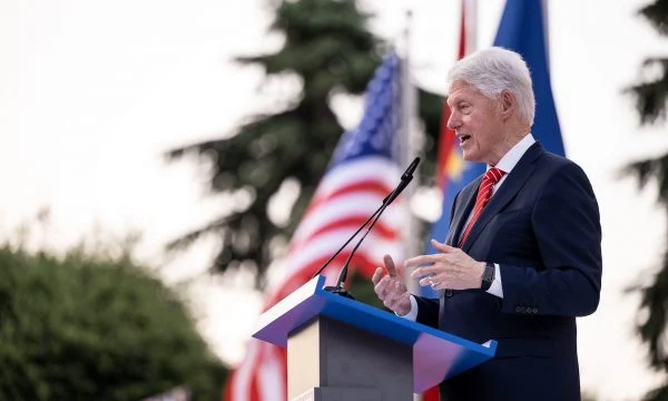 Clinton shkruan për vizitën në Shqipëri: Ka qenë nder të punoj me shqiptarët