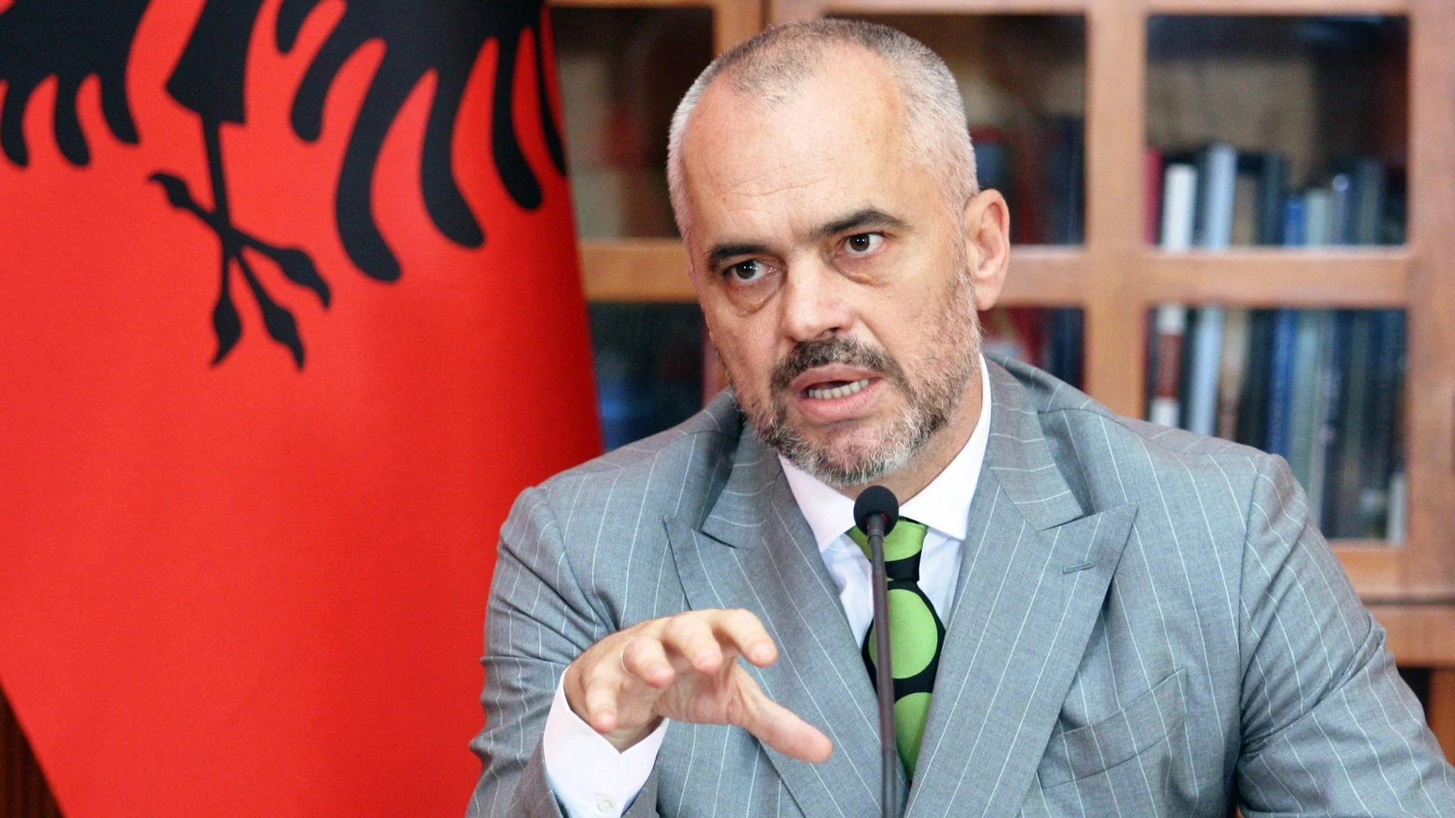 Edi Rama ia jep një epitet Lulzim Hetimit