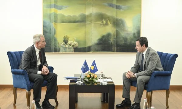 Zyrtari i NATO-s thirrje Kosovës e Serbisë për shtensionim të situatës