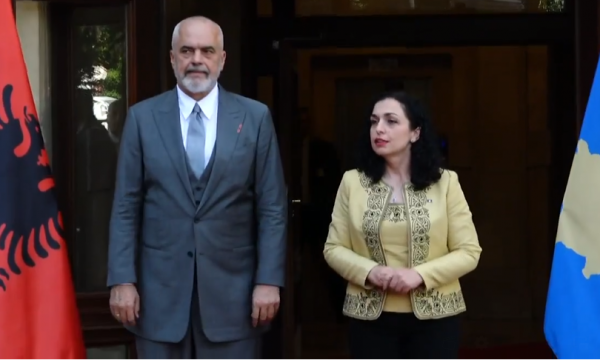 Edi Rama arrin në Kosovë, pritet nga Vjosa Osmani në Presidencë