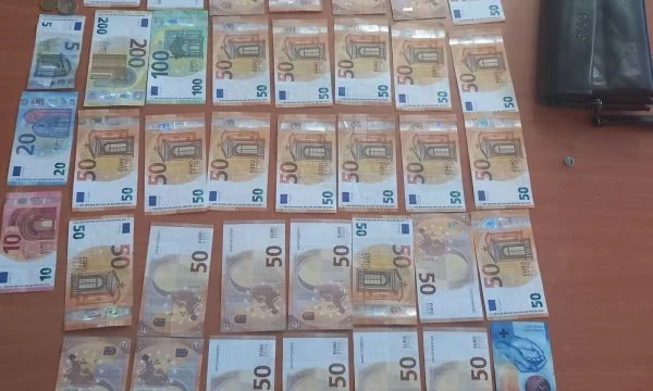 Viti: Qytetari e gjen një kuletë me 2 mijë euro dhe 100 franga, i kthehen mërgimtarit