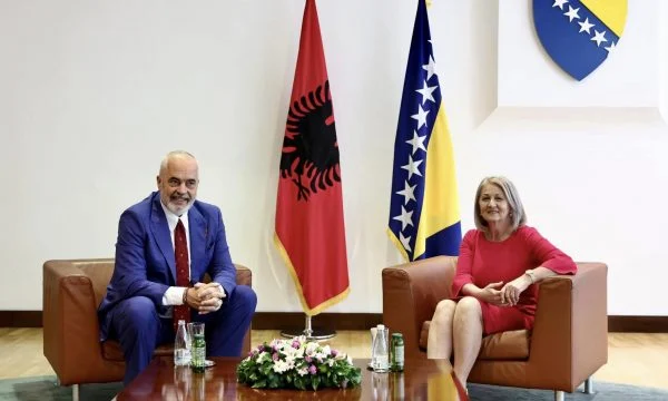 Rama mbërrin në Bosnje dhe Hercegovinë, pritet nga kryetarja e Këshillit të Ministrave
