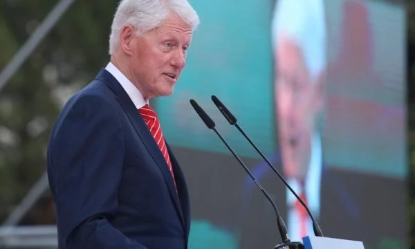 Clinton: Radikalët serbë po e paralizojnë përparimin e rajonit