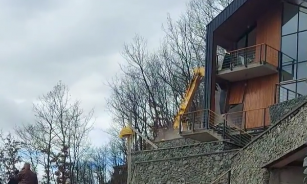 Në Batllavë vazhdon aksioni për rrënimin e villave pa leje 