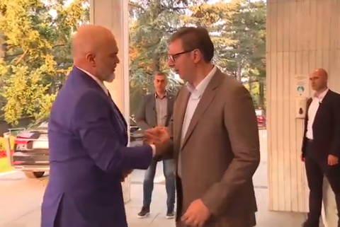 Rama takon Vuçiqin për herë të parë pas kërcënimit me ngrirje raportesh