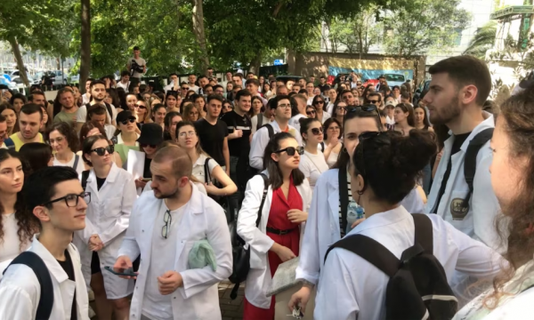 Në Shqipëri studentët e mjekësisë protestojnë kundër punësimit të detyruar për 5 vjet brenda vendit