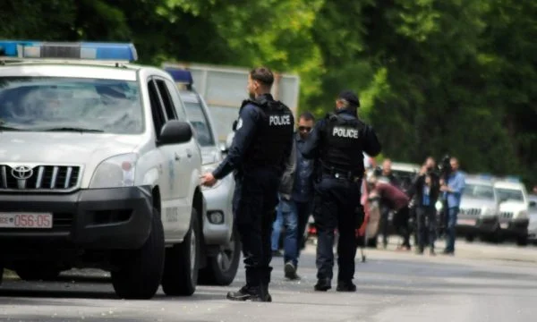 Policia e Kosovës ndalon në Zveçan ambulancën serbe