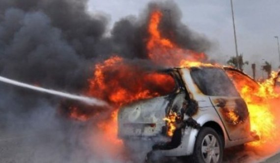 Merr flakë automjeti në lëvizje në Tiranë