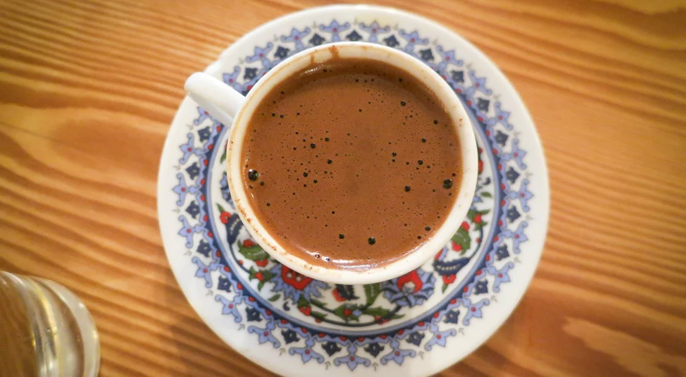 Kafeja turke, një histori intrigash politike dhe dashurie