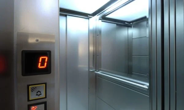 Bllokohet ashensori i një ndërtese, brenda dy persona raportohet se filluan të grinden mes vete