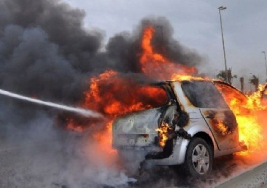 Merr flakë automjeti në lëvizje në Tiranë