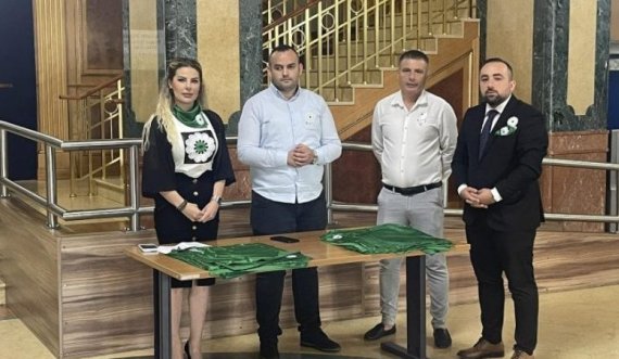 Dputetja  Duda Balje u shpërndan deputetëve shalle me simbolin e masakrës së Srebrenices