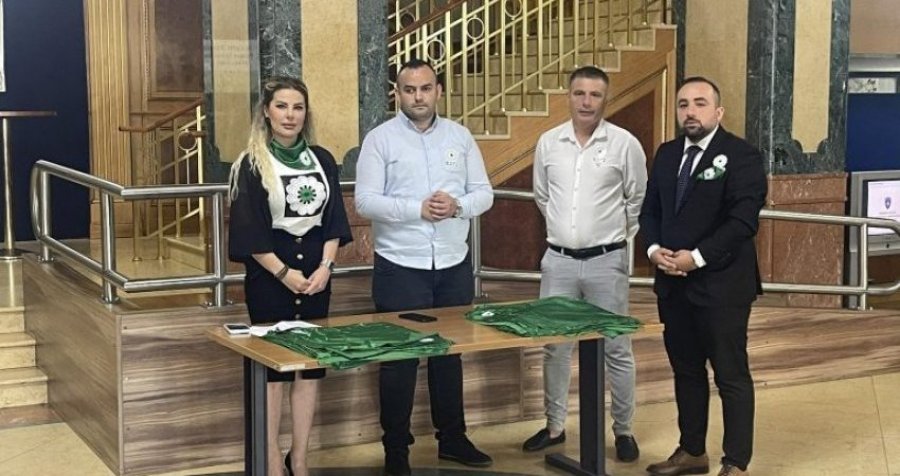 Dputetja  Duda Balje u shpërndan deputetëve shalle me simbolin e masakrës së Srebrenices