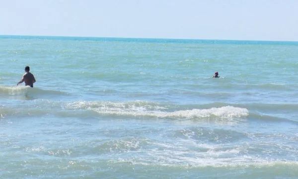 Temperaturat deri në 18 gradë, banorët e këtij vendi shijojnë plazhin e detin