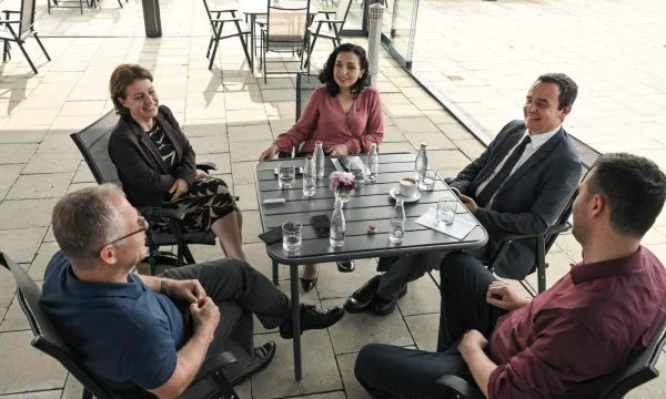 Kurti i nxjerr në foto krejt udhëheqësit e institucioneve: Një pasdite e këndshme në Ballkonin e Hapur