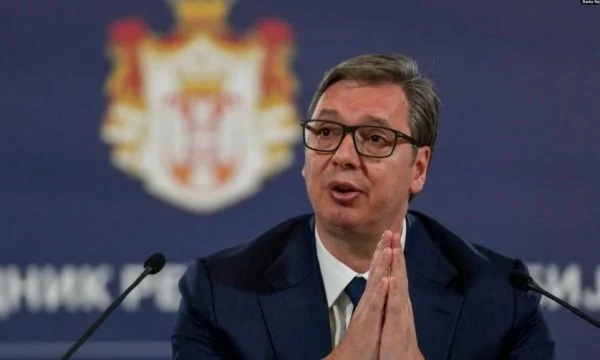 Vuçiq ankohet që po sanksionohen serbët