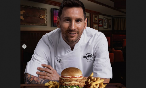 Messi e bën shefin e kuzhinës, e prezanton sanduiçin e personalizuar “Messi Chicken Sandwich”