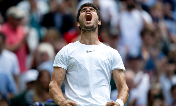 Carlos Alcaraz kalon lehtësisht në gjysmëfinale të Wimbledonit