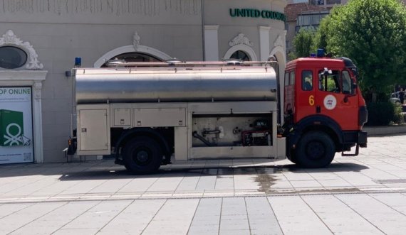 Komuna e Prishtinës vendos cisternë me ujë në shesh, për të freskuar qytetarët nga vapa e madhe