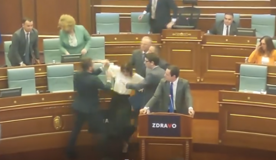  Kurti rri i rrethuar nga mbrojtja dhe ministrat e tij