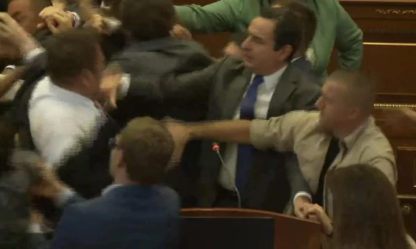 Përleshje në Kuvendin e Kosovës, Konjufca thërret policinë