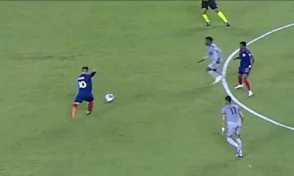 Xherdan Shaqiri jep shkollë futbolli në Amerikë, shënon gol spektakolar