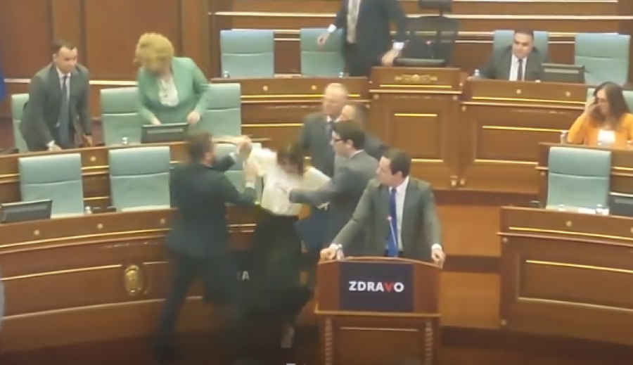 Kurti rri i rrethuar nga mbrojtja dhe ministrat e tij