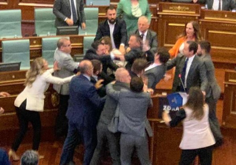 Skandali në Kuvendin e Kosovës: Ja si u sulmua pabesisht edhe kryeministri Albin Kurti
