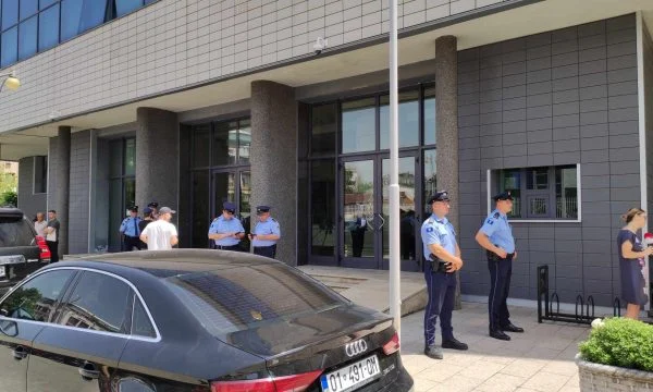 Shtohet prania e policisë para Kuvendit të Kosovës