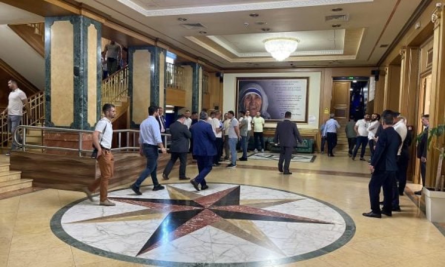 Kurti, ministrat dhe deputetët lëshojnë sallën pas përleshjes