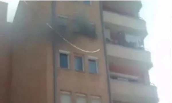 Zjarri dhe tymi përfshinë tërë ndërtesën në Mitrovicë, raportohet lëndimi i dy femrave 