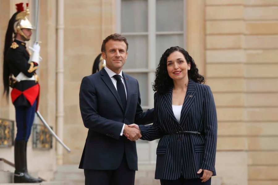 Vjosa Osmani uron Macronin për Ditën Kombëtare