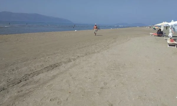 Vdes pushuesi te “Plazhi i vjetër” në Vlorë, dyshohet se ka pësuar “arrest kardiak” 