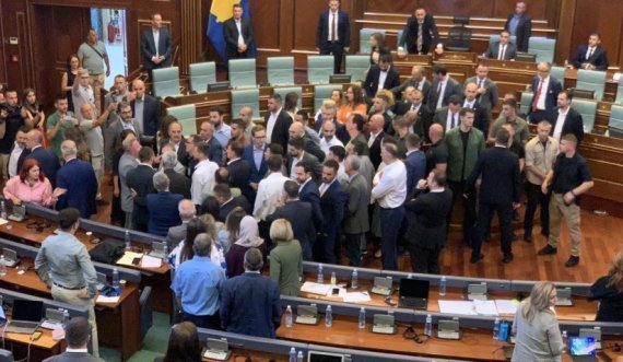 Rrahja e përfaqësuesve të krimit në parlamentin e Kosovës, e solli në sipërfaqe rrezikun që i kanoset shtetit nga këto banda dhe mediat e sputnikut që i kanë përfaqësuesit e vetë në Kosovë 