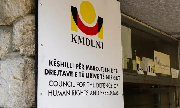  KMLDNj reagon për dhunën në Kuvend: Besnik Bislimi nuk ka pasur të drejtë ta grisë foton që e vendosi opozita