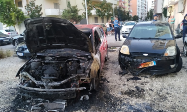 Digjen tre vetura në Vlorë, zjarri dyshohet i qëllimshëm