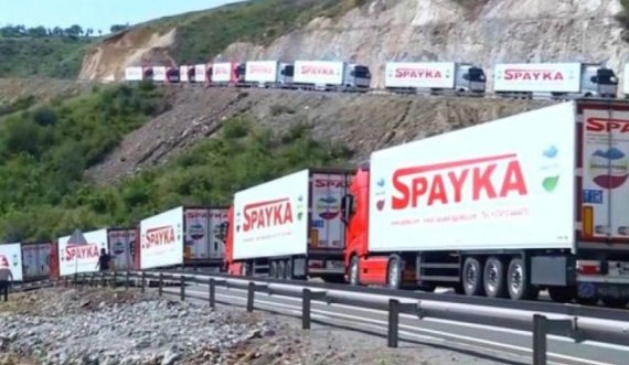 Ky shtet bllokon kamionët me ndihma urgjente ushqimore 