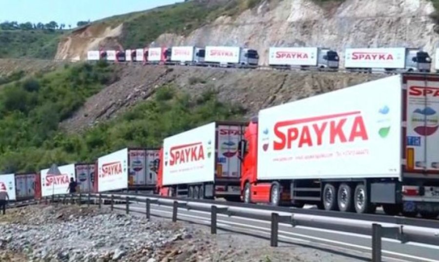 Ky shtet bllokon kamionët me ndihma urgjente ushqimore 