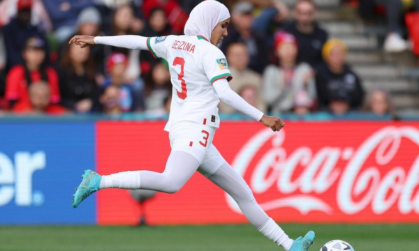 Futbollistja e Marokut bëhet e para që luan në Kupën e Botës me mbulesë