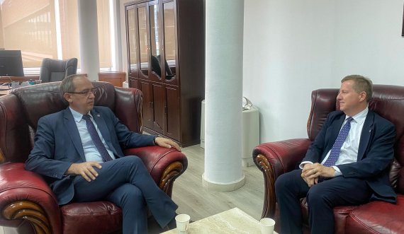Hoti takon ambasadorin Szunyog, ankohet që Kosova po mbetet akoma nën sanksione nga BE-ja