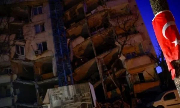 Pasojat e tërmetit në Turqi, mjekët paralajmërojnë probleme afatgjata shëndetësore 