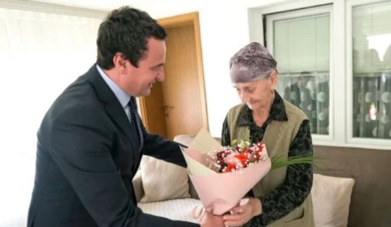 Kurti i dhuron lule pensionistes 113 vjeçare nga Kosova