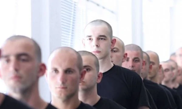 Pamje nga java e parë e trajnimit të rekrutëve të FSK-së, ushtarëve fillimisht u qethen flokët