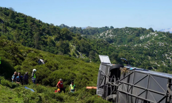 Aksidentohet autobusi me turistë, raportohet për disa të plagosur