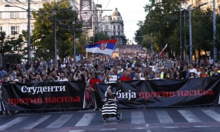 Në Serbi rritet dukshëm pakënaqësia ndaj regjimit të Aleksandar Vuçiqit, ndryshon formë edhe protesta kundër tij