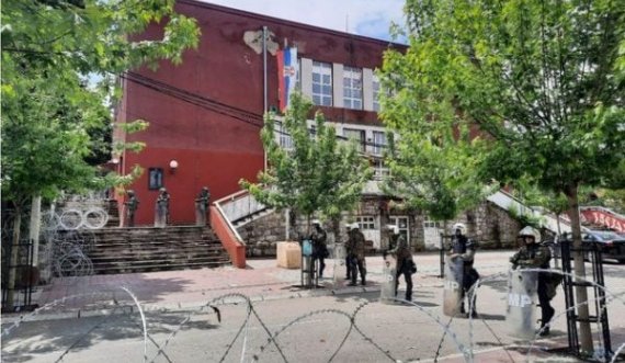 Sulmohen dy shqiptarë në Mitrovicë